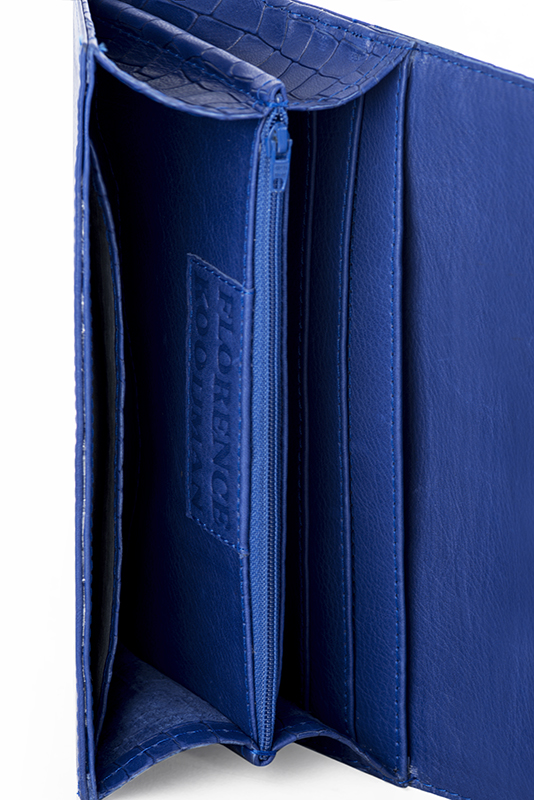 Portefeuille femme bleu électrique haut de gamme. Personnalisation. Worn view - Florence KOOIJMAN